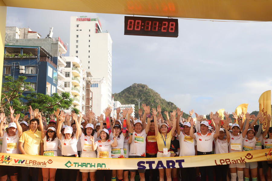 Lãnh đạo TP Hải Phòng tham dự giải Marathon 'Sắc màu hoàng hôn Cát Bà'. 19-10-5-959.jpg