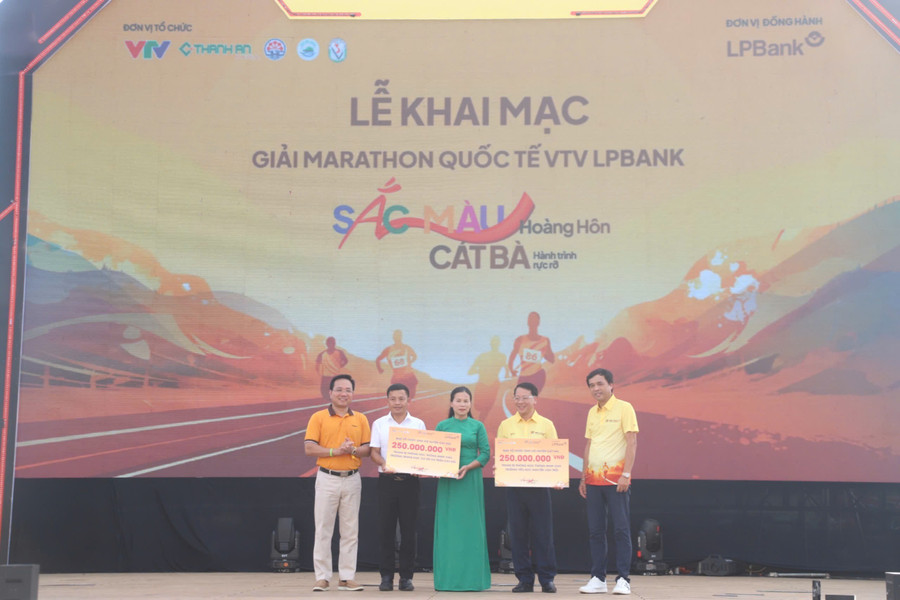 Đại diện các doanh nghiệp tổ chức giải trao tặng thiết bị phòng học thông minh cho 2 trường học tại huyện đảo Cát Hải. 19-10-6-2963-6064.jpg