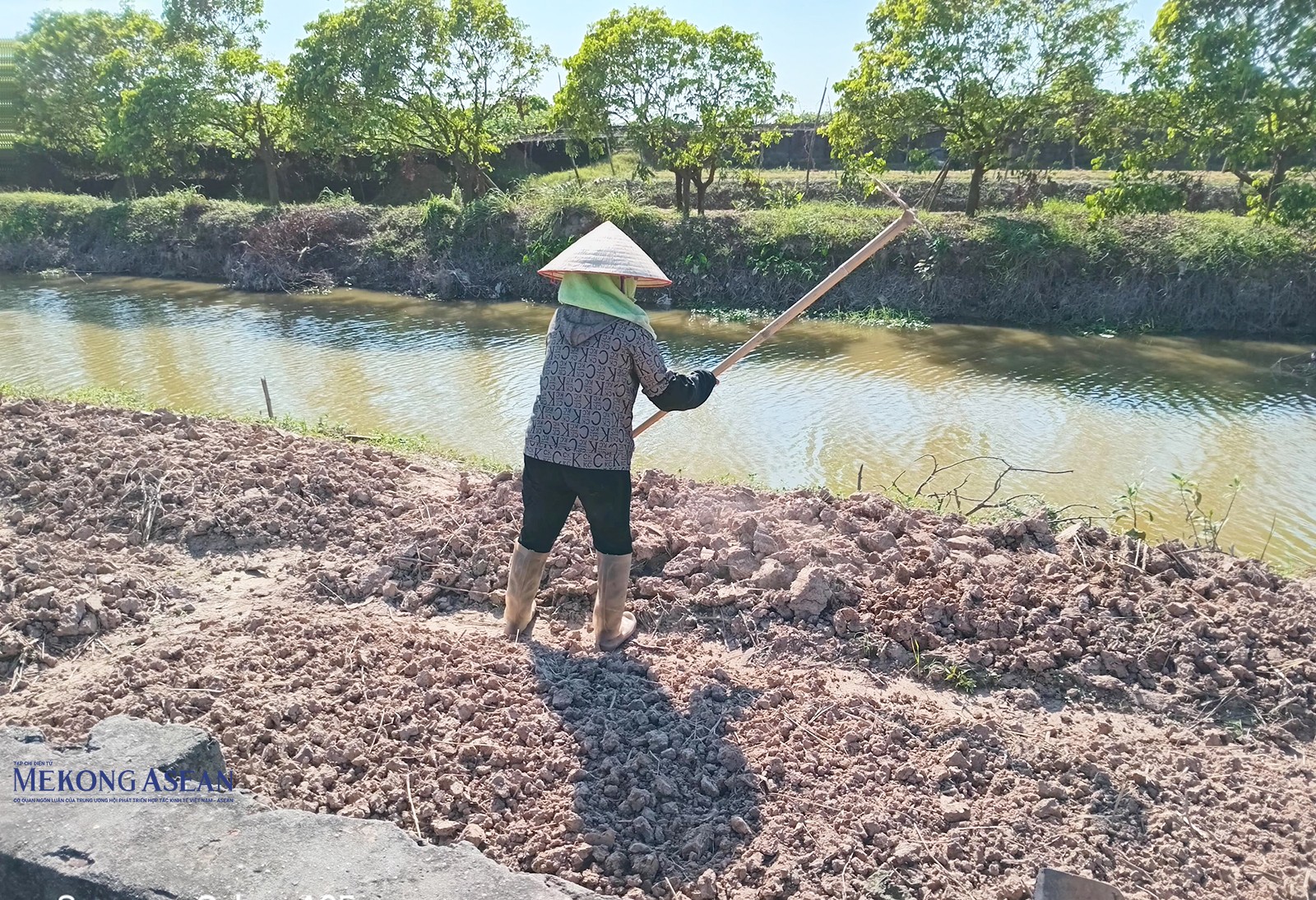 Bà Vũ Thị Mai, nông dân thôn Bến Thôn làm đất chuẩn bị gieo trồng cây rau màu vụ đông và hành, tỏi.