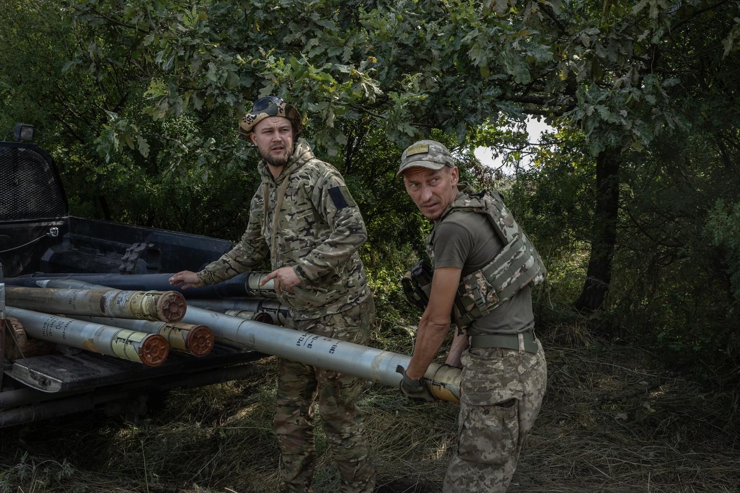 252af5f-1727711080742-lvds8186-1487-8309-1728878667 Serhiy Hnezdilov (left), a soldier in the 56th Motorized Infantry Brigade, engaged in operations north of Bakhmut, Donbas, Ukraine on July 23, 2023. LAURENT VAN DER STOCKT FOR LE MONDE
