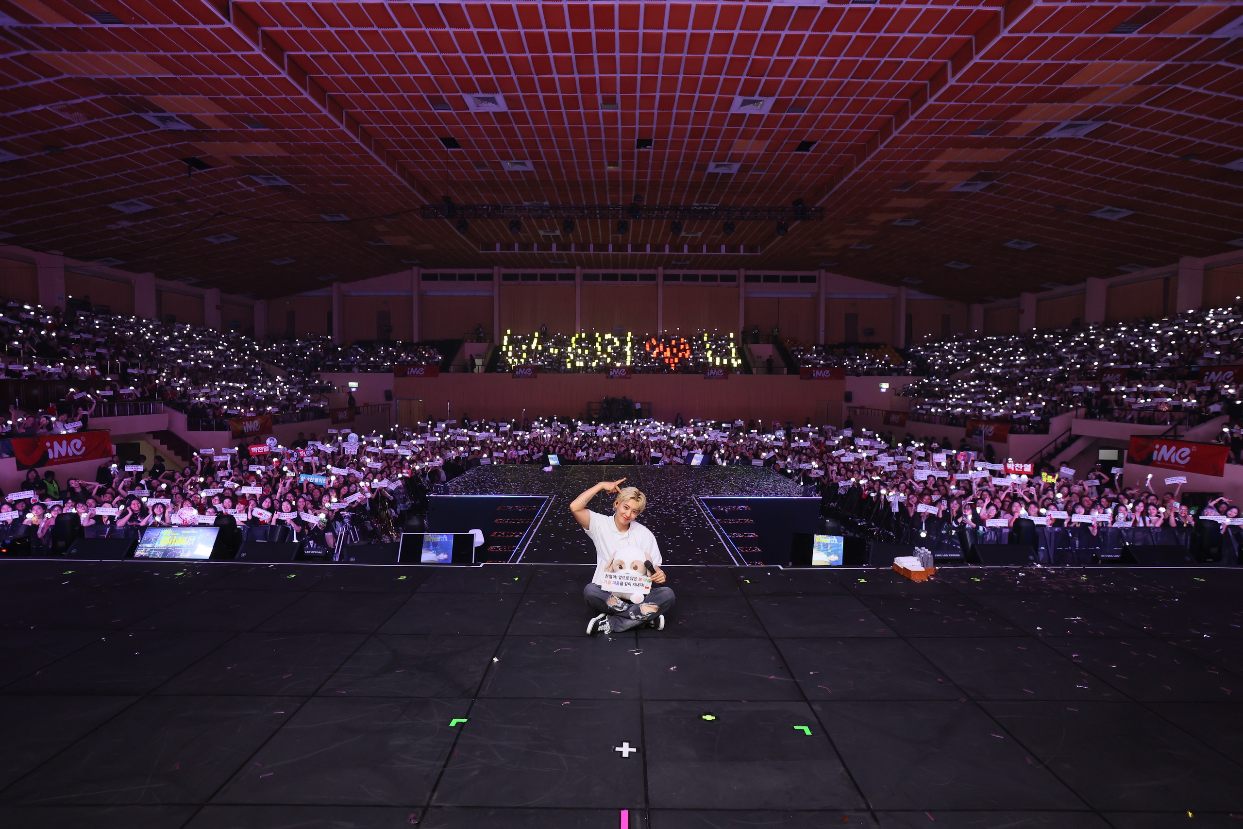 3ka9999-1727600828545912224421 Buổi biểu diễn của Chanyeol (EXO) tại Việt Nam thu hút hàng nghìn người hâm mộ - Ảnh 6.