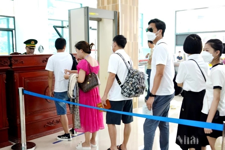 5-17251075632561979359694 Du khách chật cứng như nêm cửa khẩu Lào Cai trong ngày đầu nghỉ lễ 2/9 - Ảnh 7.