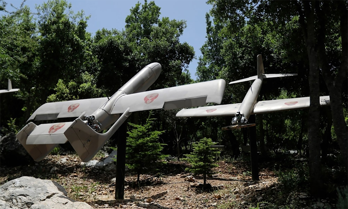 5563187178137268493b-hezbollah-9091-1728981921 UAV Mirsad-2 (trái) và Mirsad-1 (phải) được Hezbollah trưng bày ở miền nam Lebanon năm 2019. Ảnh: Hezbollah