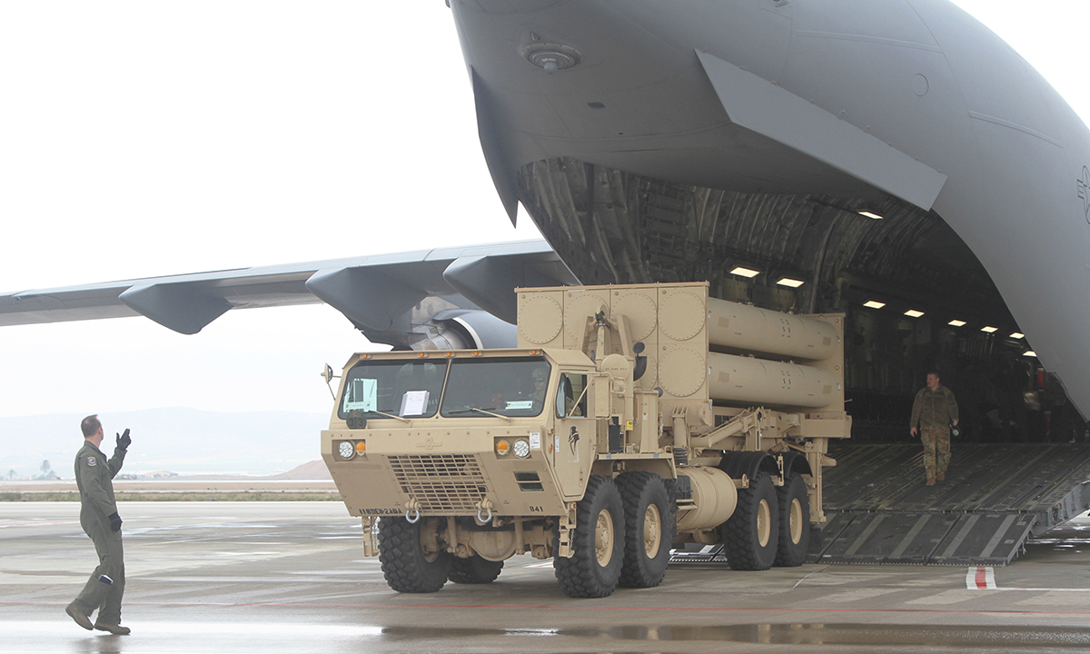 5563187178137268503a-my-israel-9892-1729494718 Bệ phóng của tổ hợp THAAD Mỹ rời khoang vận tải cơ C-17 tại căn cứ không quân Nevatim, Israel tháng 3/2019. Ảnh: USAF