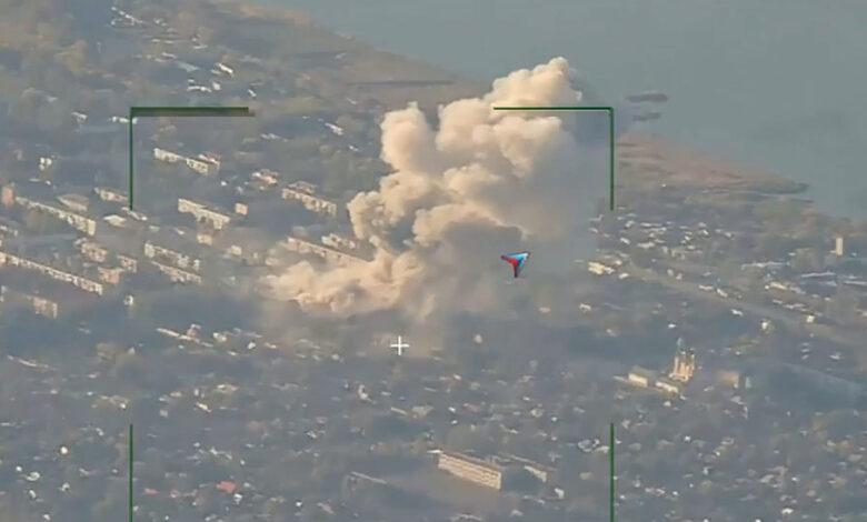 Nga đăng video bom lượn 3 tấn tập kích 'tiểu đoàn UAV Ukraine' 1 5563187178137268510a nga 2653 7990 5754 1729779301