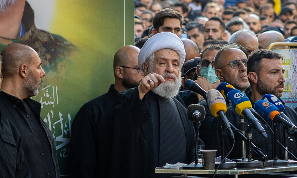 5563187178137268540a-hezbollah-8839-1729003564 Phó thủ lĩnh Hezbollah Naim Qassem (giữa) tại lễ tang của chỉ huy Ibrahim Aqil ở Beirut, Lebanon ngày 22/9. Ảnh: AFP