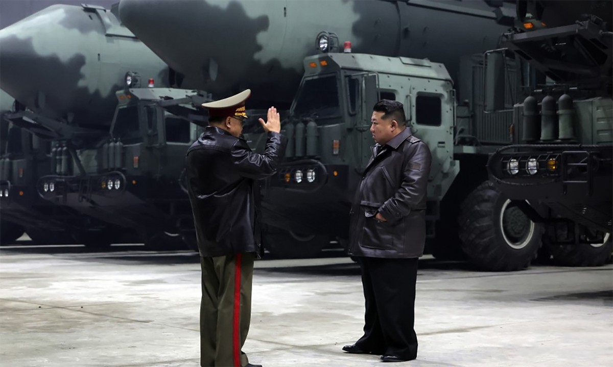 5563187178137268549a-trieu-tie-7785-4645-1729641518 Lãnh đạo Triều Tiên Kim Jong-un tại một căn cứ tên lửa hạt nhân chiến lược trong ảnh công bố ngày 23/10. Ảnh: KCNA