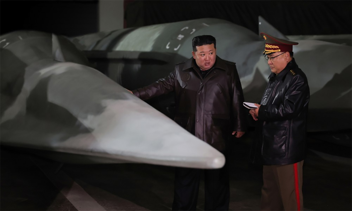 5563187178137268549b-trieu-tie-5492-3937-1729641518 Lãnh đạo Triều Tiên Kim Jong-un đứng cạnh vật thể giống phương tiện lướt siêu vượt âm trên tên lửa Hwasong-8 trong ảnh công bố ngày 23/10. Ảnh: KCNA