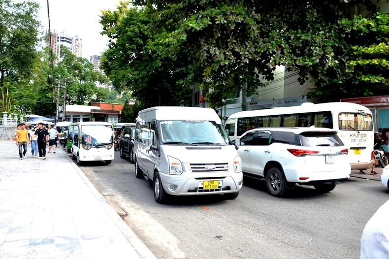 7-172510756331155977961 Du khách chật cứng như nêm cửa khẩu Lào Cai trong ngày đầu nghỉ lễ 2/9 - Ảnh 3.
