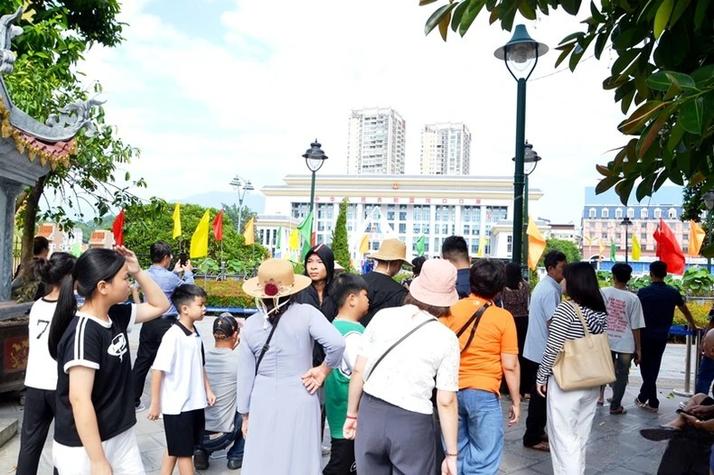 8-1725107563322426992898 Du khách chật cứng như nêm cửa khẩu Lào Cai trong ngày đầu nghỉ lễ 2/9 - Ảnh 4.