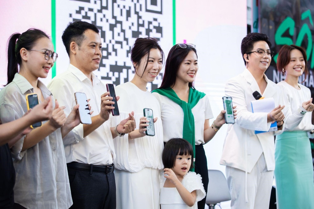 Các khách mời giao lưu cùng khán giả tại Phố sách Hà Nội Các khách mời giao lưu cùng khán giả tại Phố sách Hà Nội