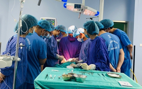 Hủy hoại nhan sắc vì