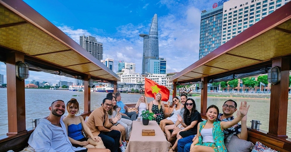 guests enjoying a cruise 17284030570661110777319 0 0 733 1400 crop 1728403389243837322606