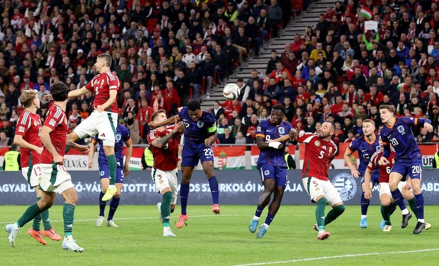 Hungary (áo đỏ) và Hà Lan hòa nhau 1-1 ở bảng A3 UEFA Nations League hôm 12/10. ha-lan-8295.jpg