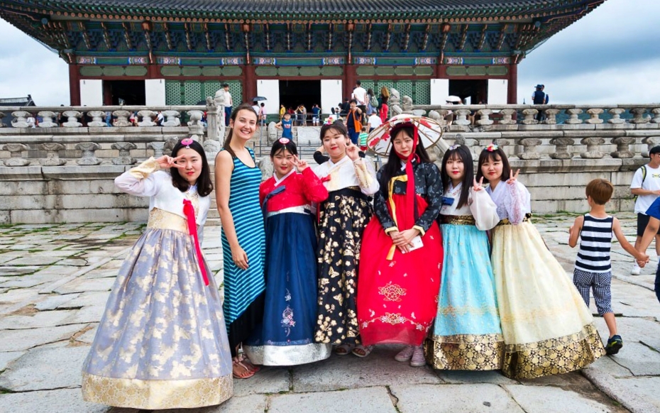 hanbok-korean-national-dress-ali-17270280736581727596679 Du lịch Hàn Quốc hút khách chiêm ngưỡng sắc lá mùa thu đổi màu kỳ ảo - Ảnh 5.