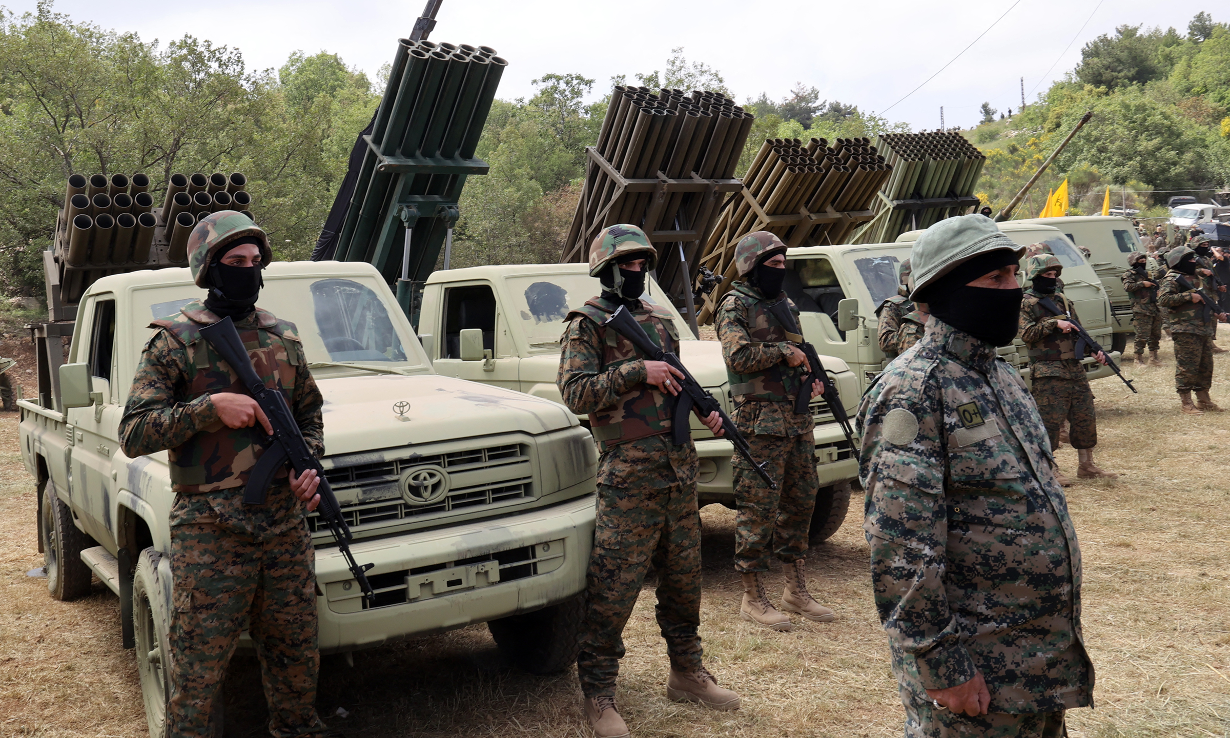 hezbollah-9230-1728719389 Thành viên Hezbollah đứng cạnh dàn pháo phản lực tại miền nam Lebanon tháng 5/2023. Ảnh: AFP