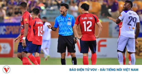 CLB CAHN và HAGL nhận án phạt trước vòng 5 V-League 2024/2025 1 hlv cahn va ha noi fc va nhau toe lua khi duoc hoi ve trong tai sau tran hoa 1 1 1