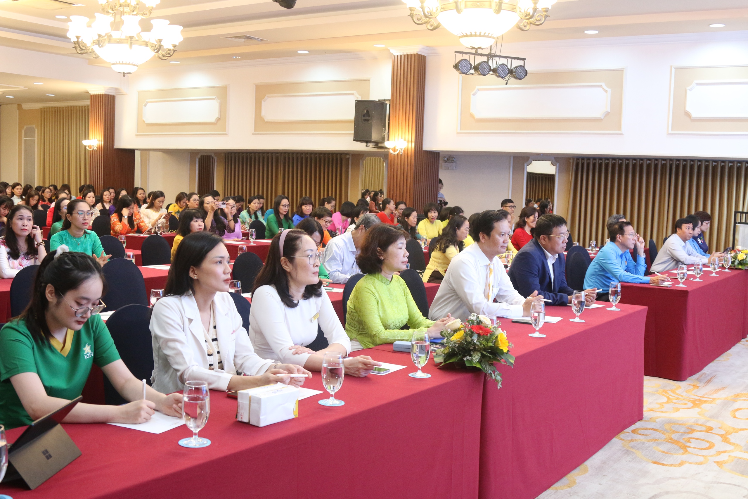 Cán bộ nữ ở Khánh Hòa được tư vấn sức khoẻ và chăm sóc da miễn phí- Ảnh 1. Cán bộ nữ ở Khánh Hòa được tư vấn sức khoẻ và chăm sóc da miễn phí- Ảnh 1.