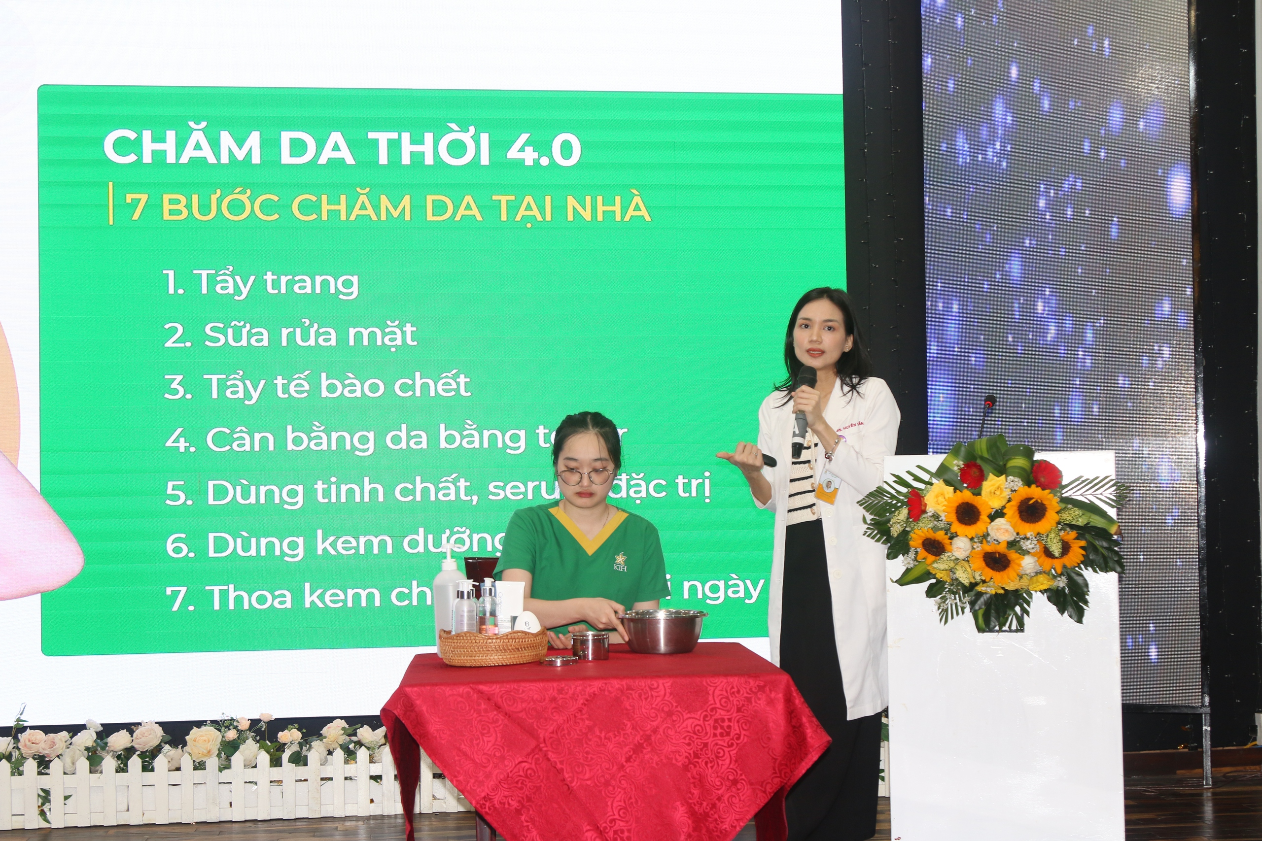 Cán bộ nữ ở Khánh Hòa được tư vấn sức khoẻ và chăm sóc da miễn phí- Ảnh 4. Cán bộ nữ ở Khánh Hòa được tư vấn sức khoẻ và chăm sóc da miễn phí- Ảnh 4.
