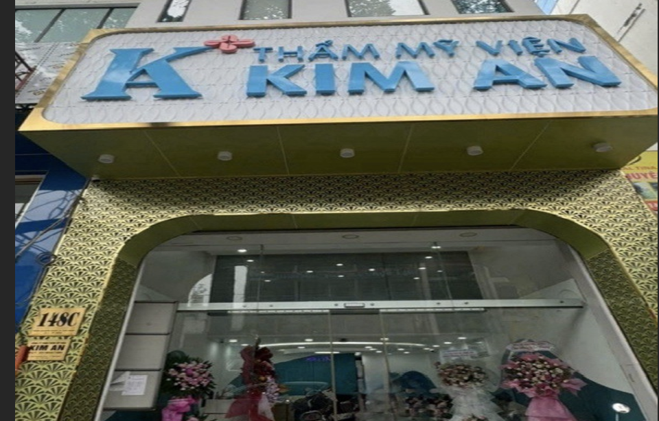 Nhân viên thẩm mỹ viện mới học đến lớp 8 tư vấn hút mỡ- Ảnh 1. Nhân viên thẩm mỹ viện mới học đến lớp 8 tư vấn hút mỡ- Ảnh 1.