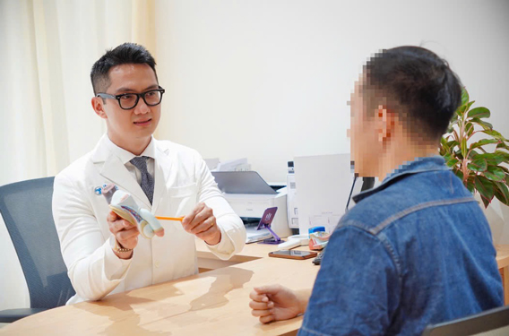 ThS - BSCK1 Nguyễn Khoa Bình tư vấn về sức khỏe tình dục nam cho bệnh nhân Ảnh: LÂM ANH ThS - BSCK1 Nguyễn Khoa Bình tư vấn về sức khỏe tình dục nam cho bệnh nhân Ảnh: LÂM ANH
