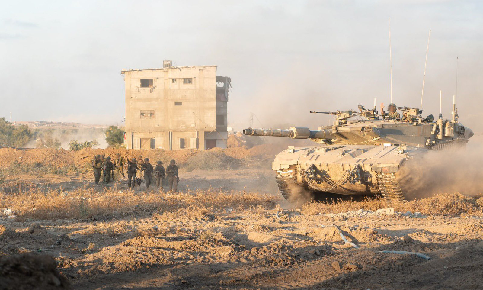 israel-1-5378-1728965205 Bộ binh, xe tăng Israel hoạt động tại miền nam Lebanon trong bức ănh đăng ngày 14/10. Ảnh: IDF