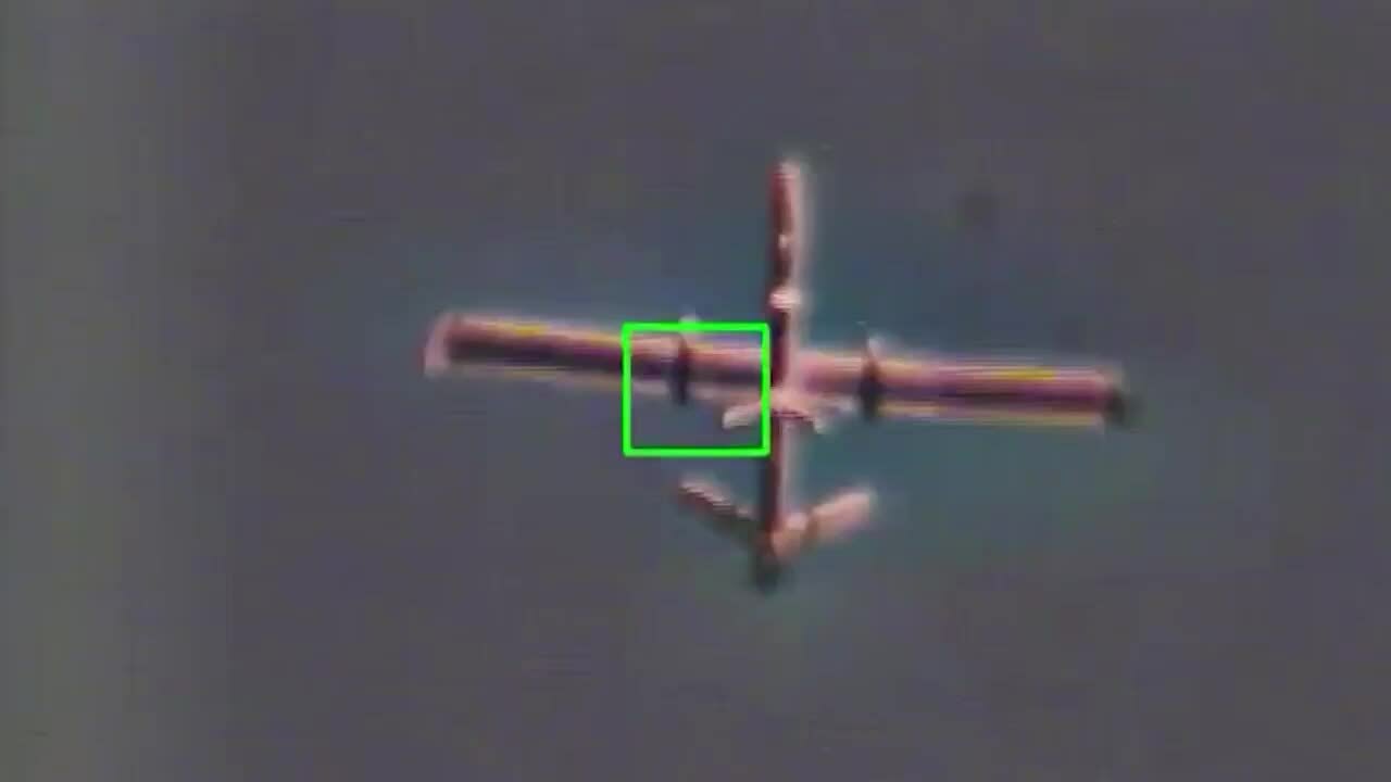Khoảnh khắc Hezbollah bắn rơi UAV triệu USD của Israel