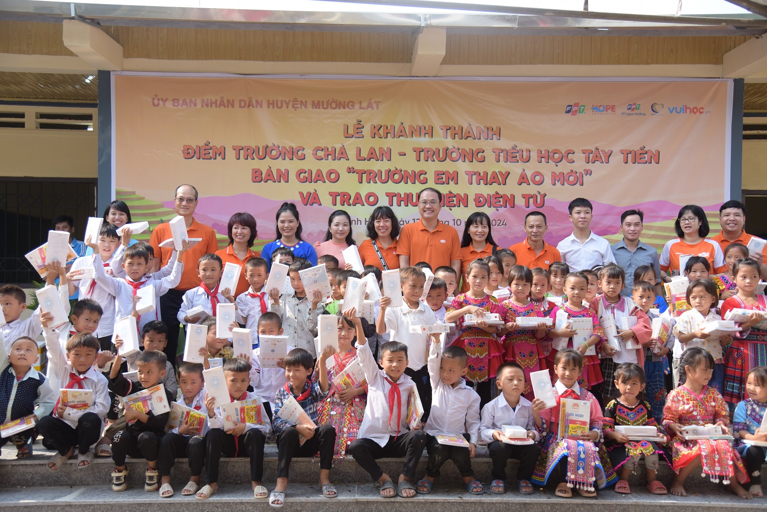 le-khanh-thanh-diem-truong-cha-lan-17288120005071866925799 FPT và Quỹ Hy Vọng hỗ trợ tái thiết giáo dục tại vùng biên giới xứ Thanh - Ảnh 1.