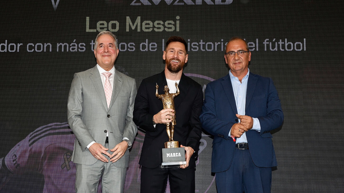 vuot qua ronaldo, messi nhan giai thuong cau thu thanh cong nhat lich su hinh anh 1