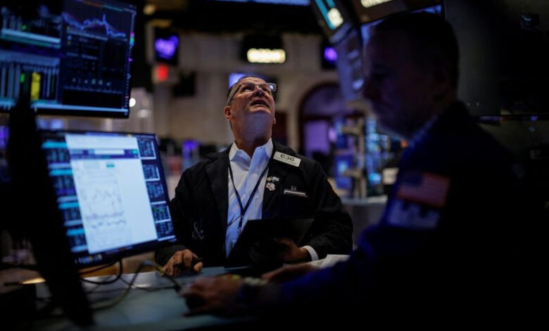 Dow Jones tiếp tục leo đỉnh nhờ cổ phiếu chip và bán lẻ 1 lynxmpek9g0ad l 2450 5806