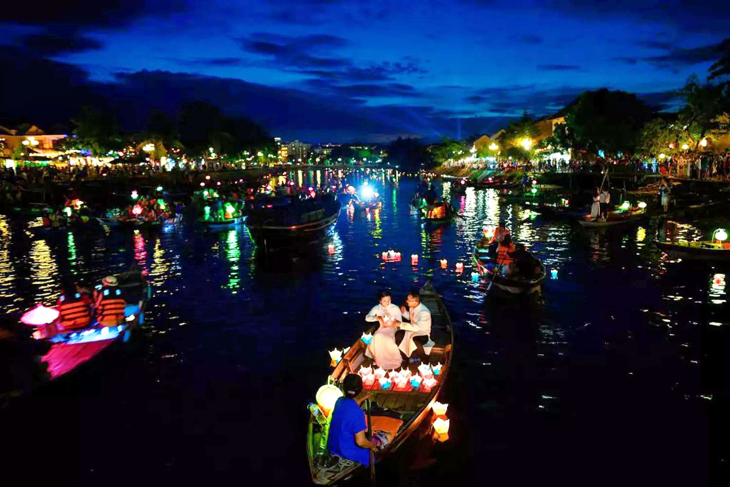 mid-autumn-festival-hoi-an-vietn-1726589331652270146574 Loạt "siêu bão" làm gián đoạn du lịch tại châu Á, Trung Âu và Đông Âu - Ảnh 7.