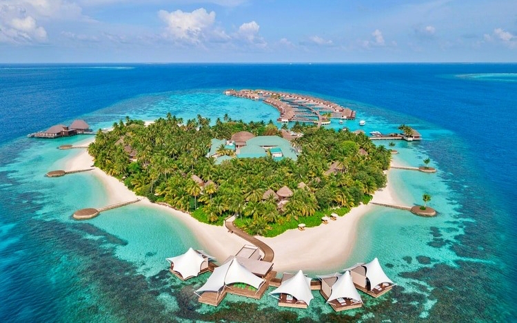 mlewh-island-aerial-view-7691-ho-17255471736301065274516 Dấu ấn Nhật Bản và Việt Nam trong Top các điểm đến "hot trend" mùa thu 2024 - Ảnh 7.