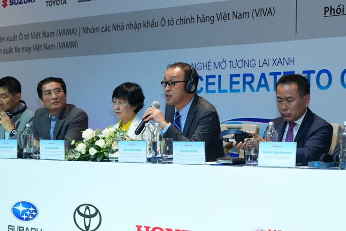 Ông Nakano Keita, Chủ tịch Hiệp hội các Nhà sản xuất Ô tô Việt Nam (VAMA), Tổng giám đốc Toyota Việt Nam trao đổi với báo chí Motors-2.JPG