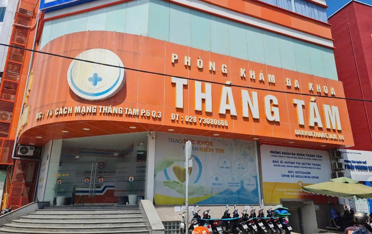 Người nhà bệnh nhân cầu cứu vì phòng khám giữ người bệnh- Ảnh 1. Người nhà bệnh nhân cầu cứu vì phòng khám giữ người bệnh- Ảnh 1.