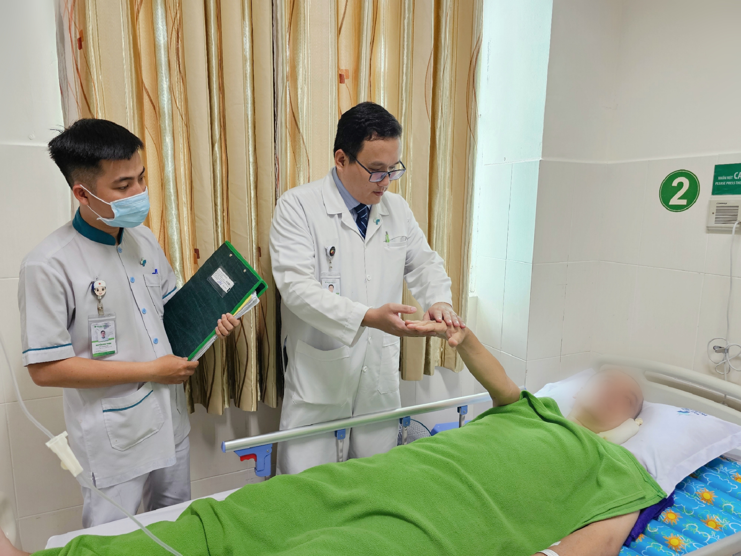 Đang chạy xe máy, người đàn ông đột ngột yếu nửa người- Ảnh 1. Đang chạy xe máy, người đàn ông đột ngột yếu nửa người- Ảnh 1.