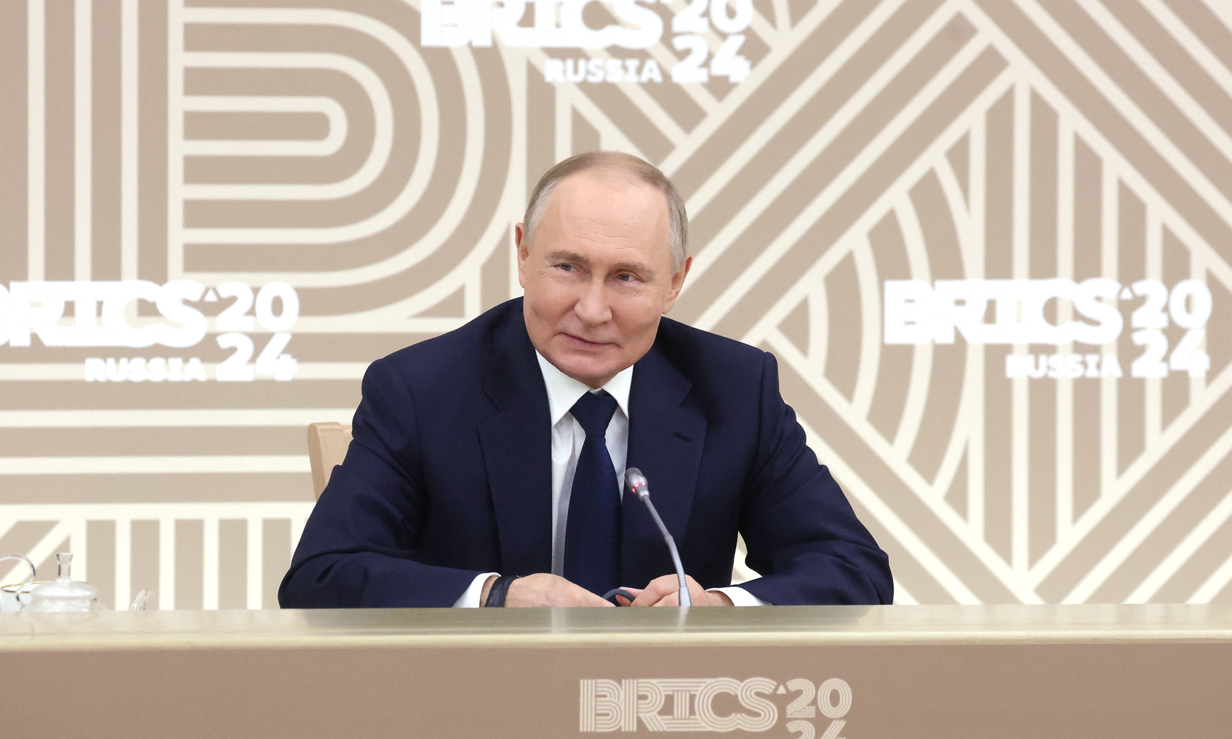 putin-5936-1729267533 Tổng thống Putin trong cuộc gặp với các nhà báo đến từ những nước thuộc khối BRICS hôm 18/10. Ảnh: AFP