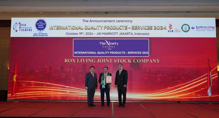 Đại diện ROX Living nhận giải thưởng tại Lễ công bố Asia's Top Trusted Brand Awards 2024 r1-6642-7749.png