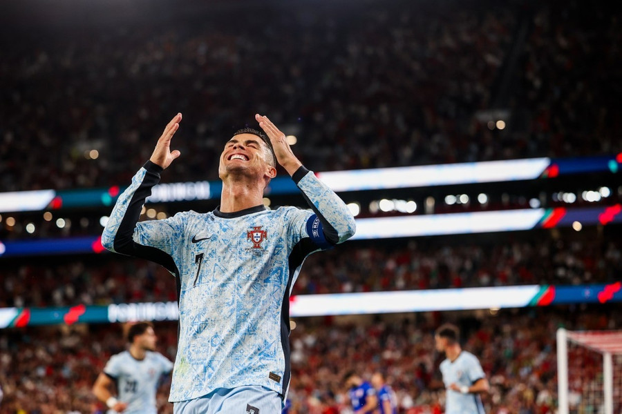 Ronaldo, 39 tuổi, đã đạt mốc 900 bàn thắng vào tháng trước trong màu áo Bồ Đào Nha. ronaldo1-240.jpg