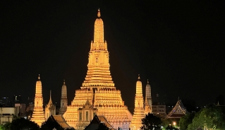 rs chua wat arun cua thai lan duoc trang tri lung linh vao dem anh vov bangkok 2