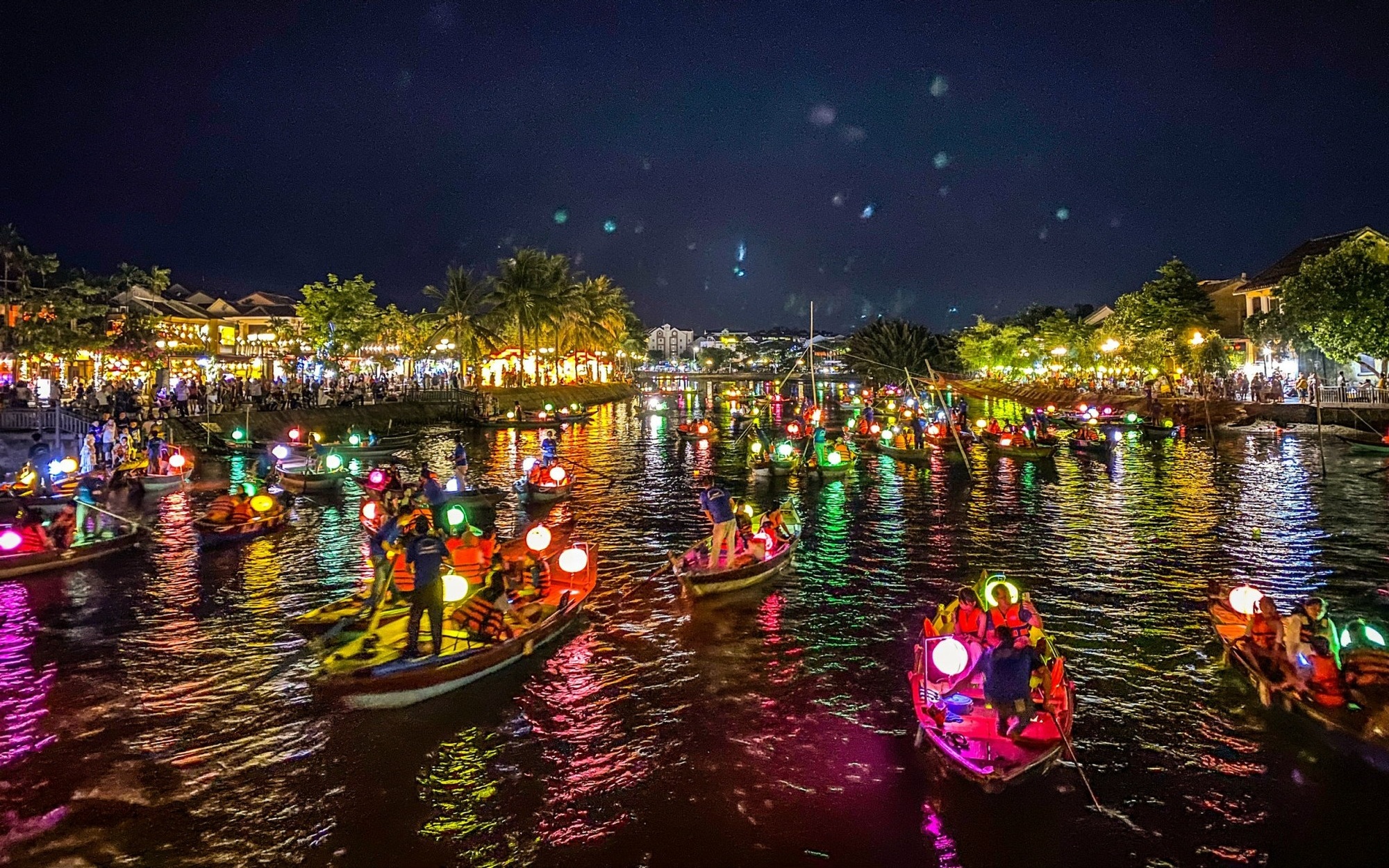 sightseeing-by-boat-and-lantern-17258125084531896579981 Tết Trung thu 2024: Hiện tượng "game bom tấn Black Myth: Wukong" và Top điểm đến Việt Nam hút khách Trung Quốc - Ảnh 6.