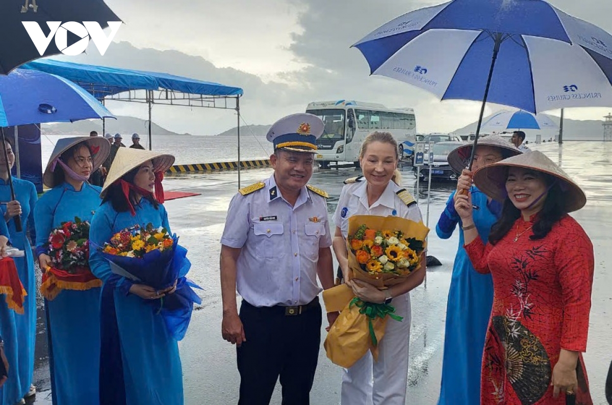 2.300 du khach tau bien den vinh cam ranh, tinh khanh hoa hinh anh 2