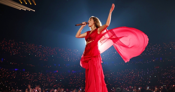 taylor swift eras tour with crof 172796776669577981898 0 0 988 1886 crop 17279685400771795111794