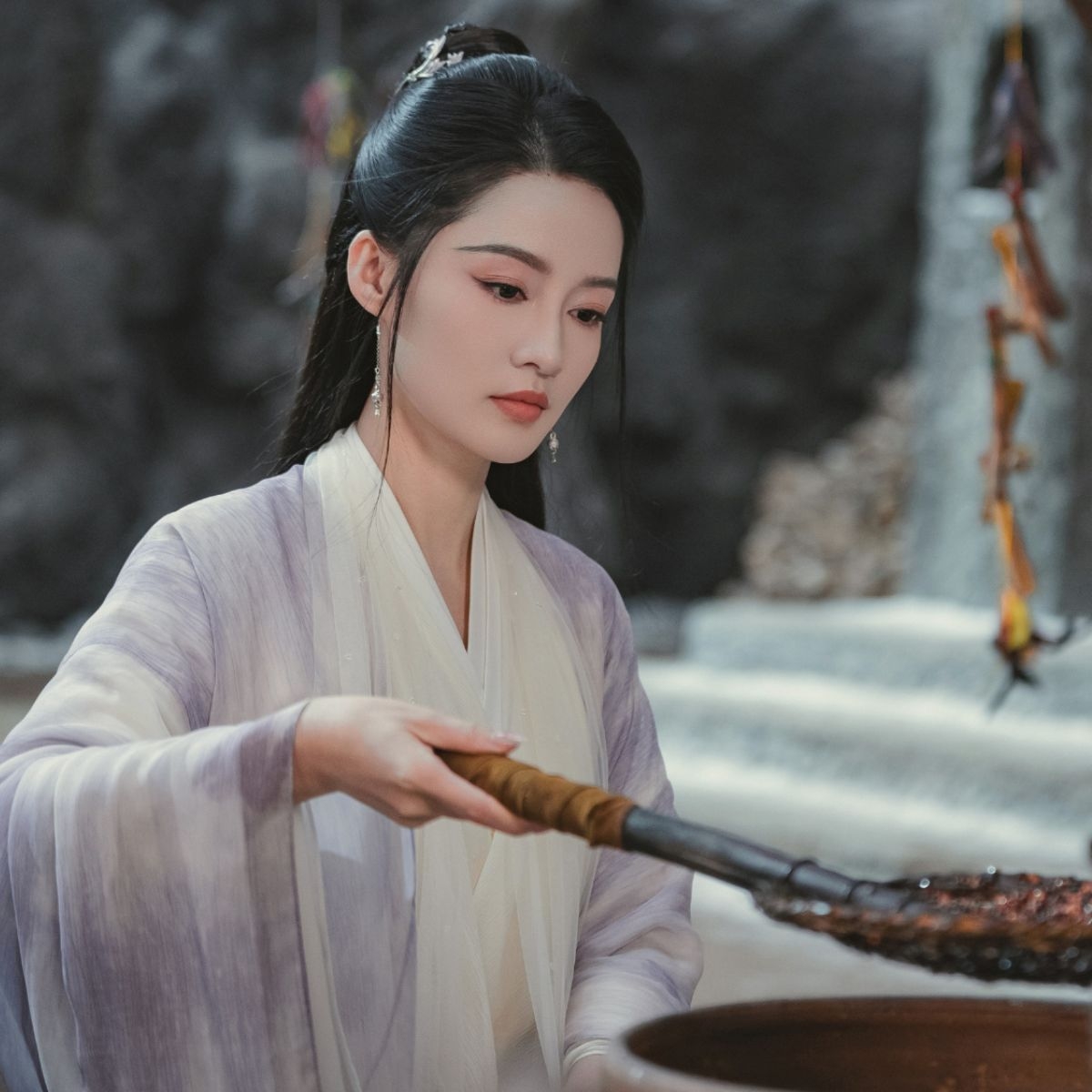 Duong dua phim hoa ngu thang 10 tham nguyet canh tranh ngo can ngon, ly tham hinh anh 1