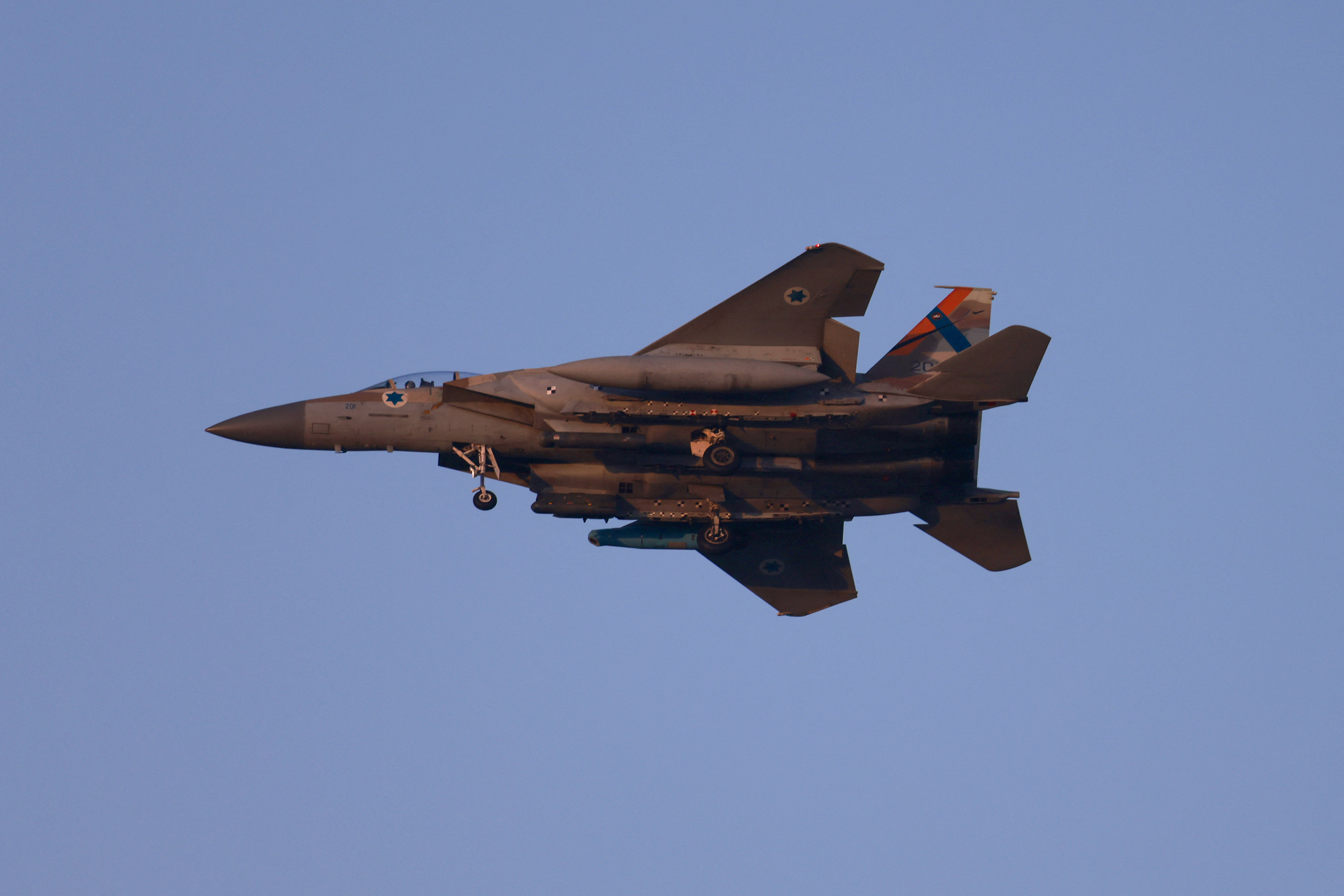 tie-m-ki-ch-israel-2846-1729514220 Tiêm kích F-15 của quân đội Israel bay trên bầu trời miền trung nước này ngày 15/4. Ảnh: AFP