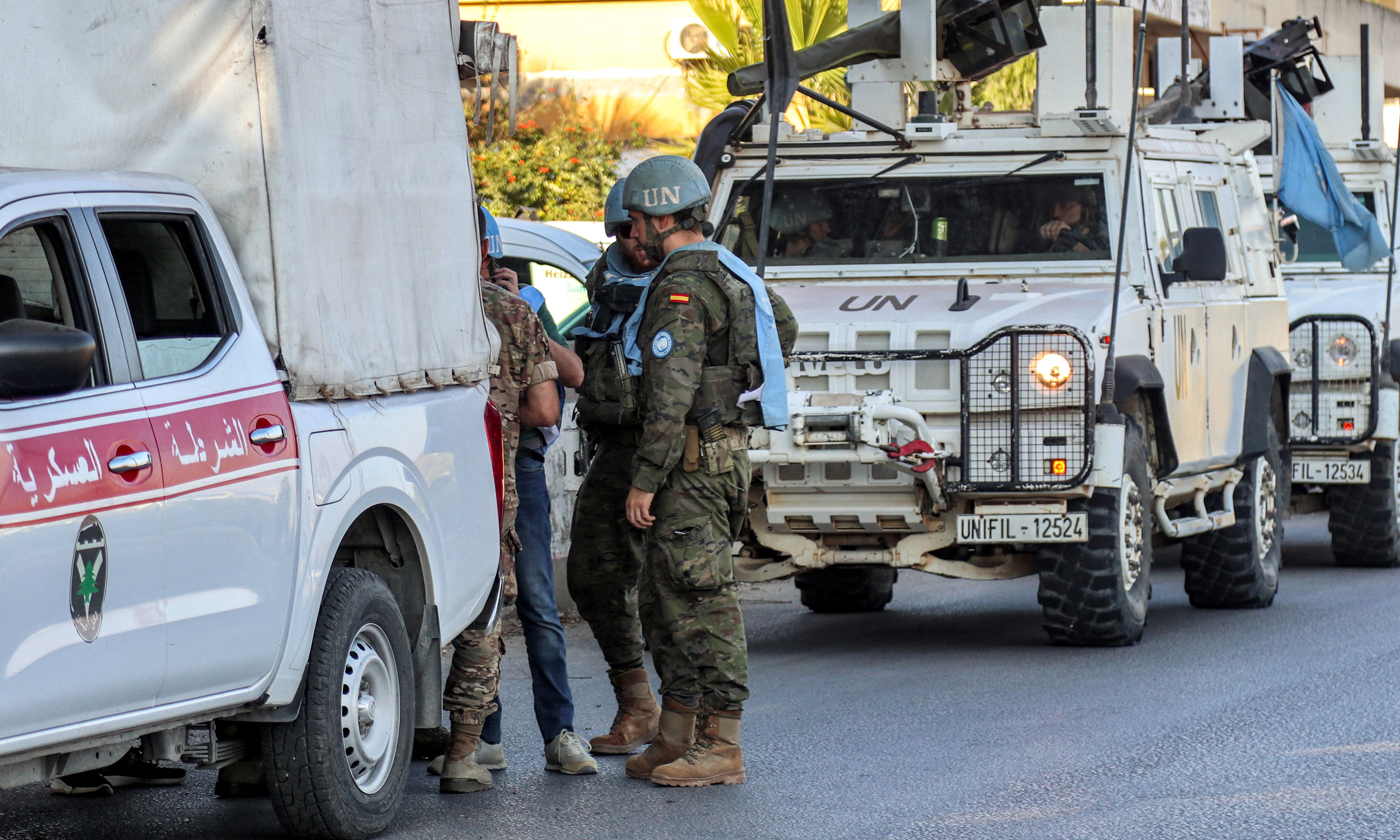 unifil-2-2652-1728965206 Binh sĩ Tây Ban Nha thuộc UNIFIL trong cuộc tuần tra cùng quân cảnh Lebanon ở miền nam nước này ngày 8/10. Ảnh: AFP