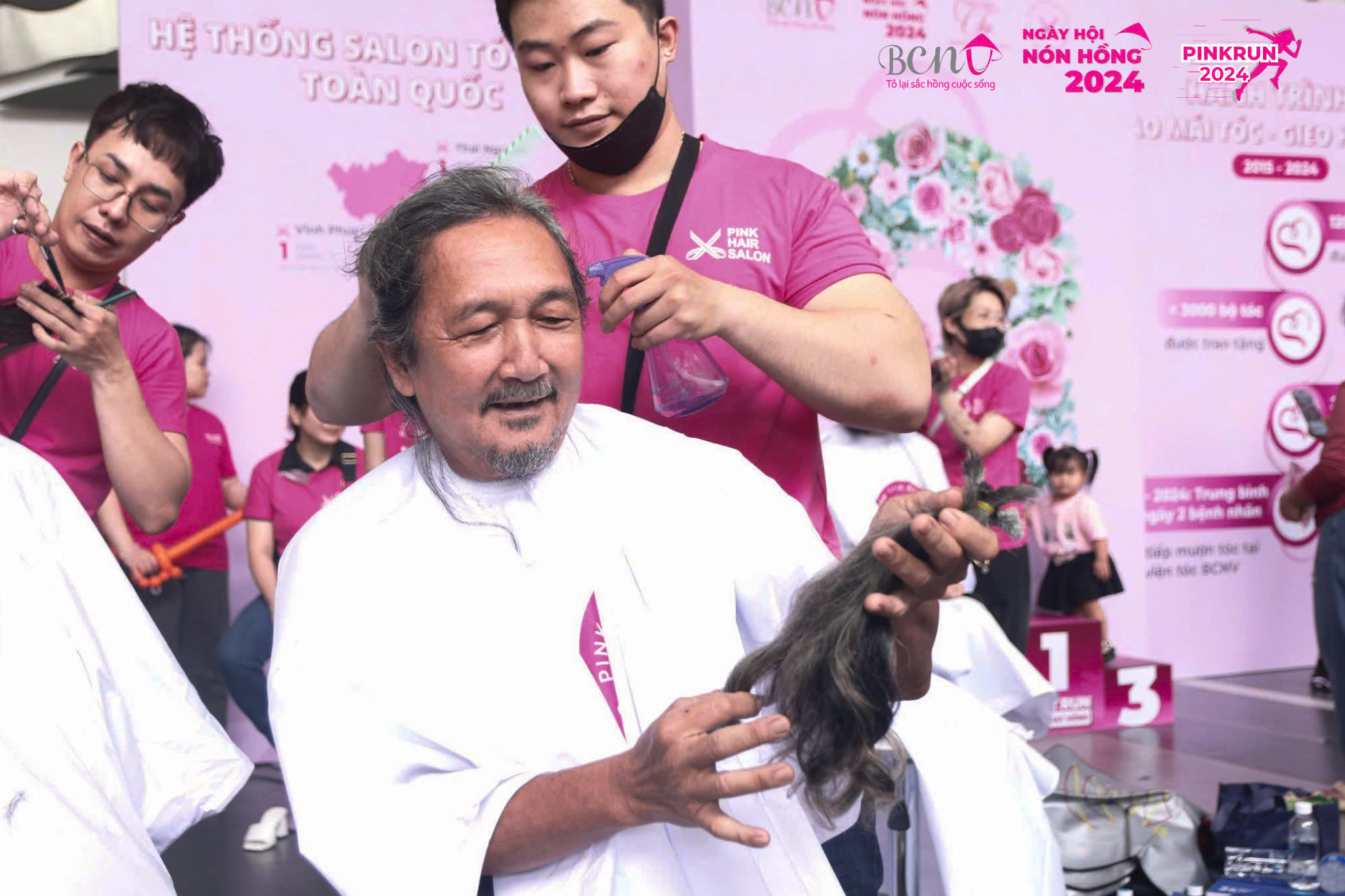 Lý do người đàn ông từ Bến Tre lên TP HCM hiến tóc - Ảnh 1. Lý do người đàn ông từ Bến Tre lên TP HCM hiến tóc - Ảnh 1.
