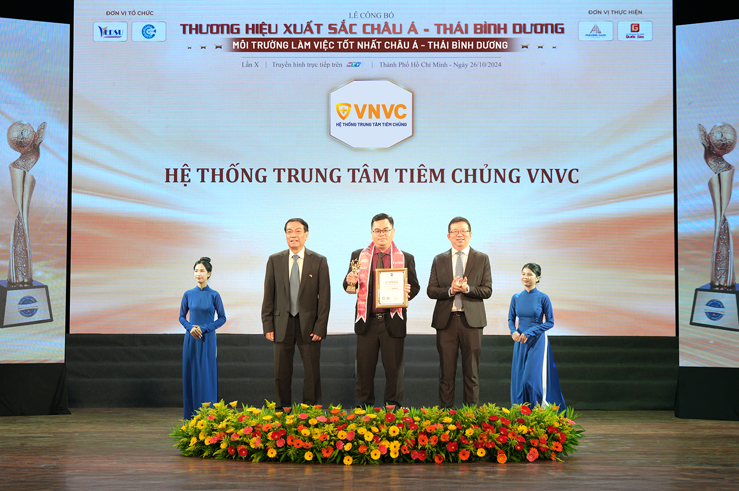 Đại diện VNVC nhận các chứng nhận "Top 10 Thương hiệu xuất sắc - Sản phẩm dịch vụ chất lượng - Môi trường làm việc tốt nhất châu Á - Thái Bình Dương 2024". Ảnh: Bá Đạt Đại diện VNVC nhận các chứng nhận "Top 10 Thương hiệu xuất sắc - Sản phẩm dịch vụ chất lượng - Môi trường làm việc tốt nhất châu Á - Thái Bình Dương 2024". Ảnh: Bá Đạt