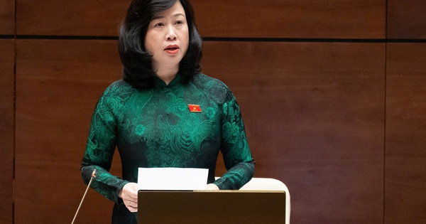 Bộ trưởng Bộ Y tế đeo khẩu trang mua thuốc kê đơn để "thử" người bán 1 121120240848 z60234632113548d5c499a31444b7f5ee91a0ec18040ad 1731377979213 17313779801921574176469 35 0 1285 2000 crop 1731378629227695587411