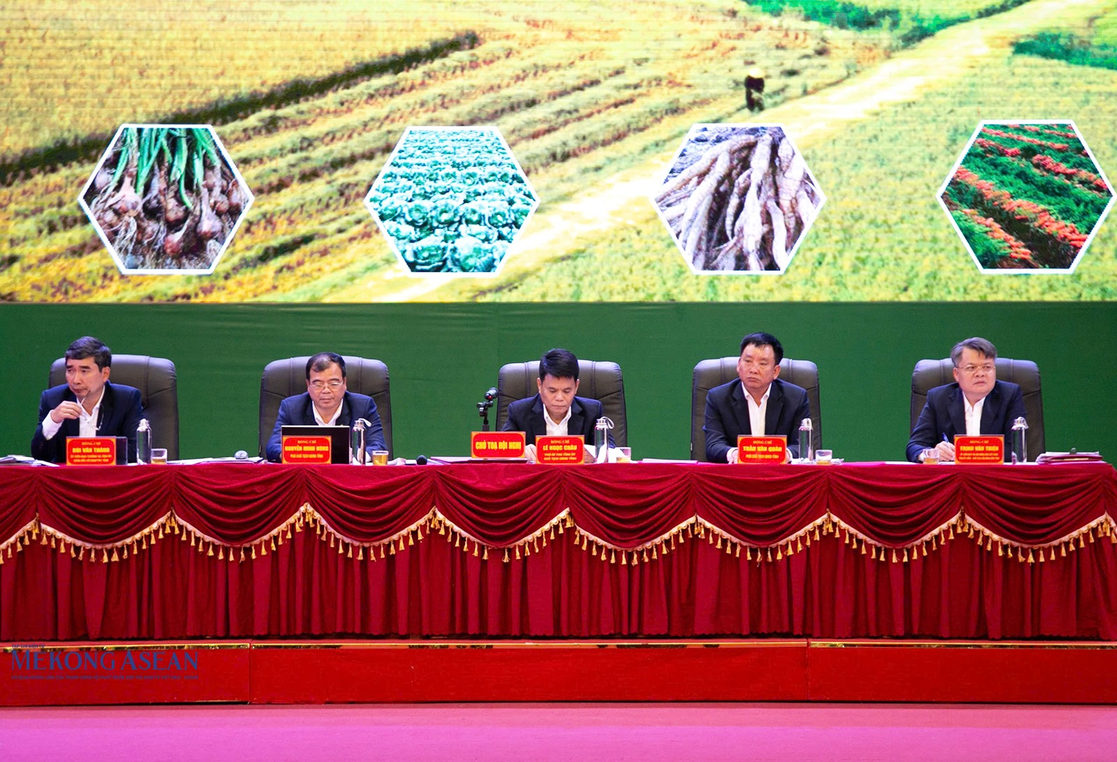 Lãnh đạo UBND tỉnh Hải Dương, lãnh đạo Sở Nông nghiệp và Phát triển nông thôn và lãnh đạo Hội Nông dân tỉnh điều hành hội nghị.