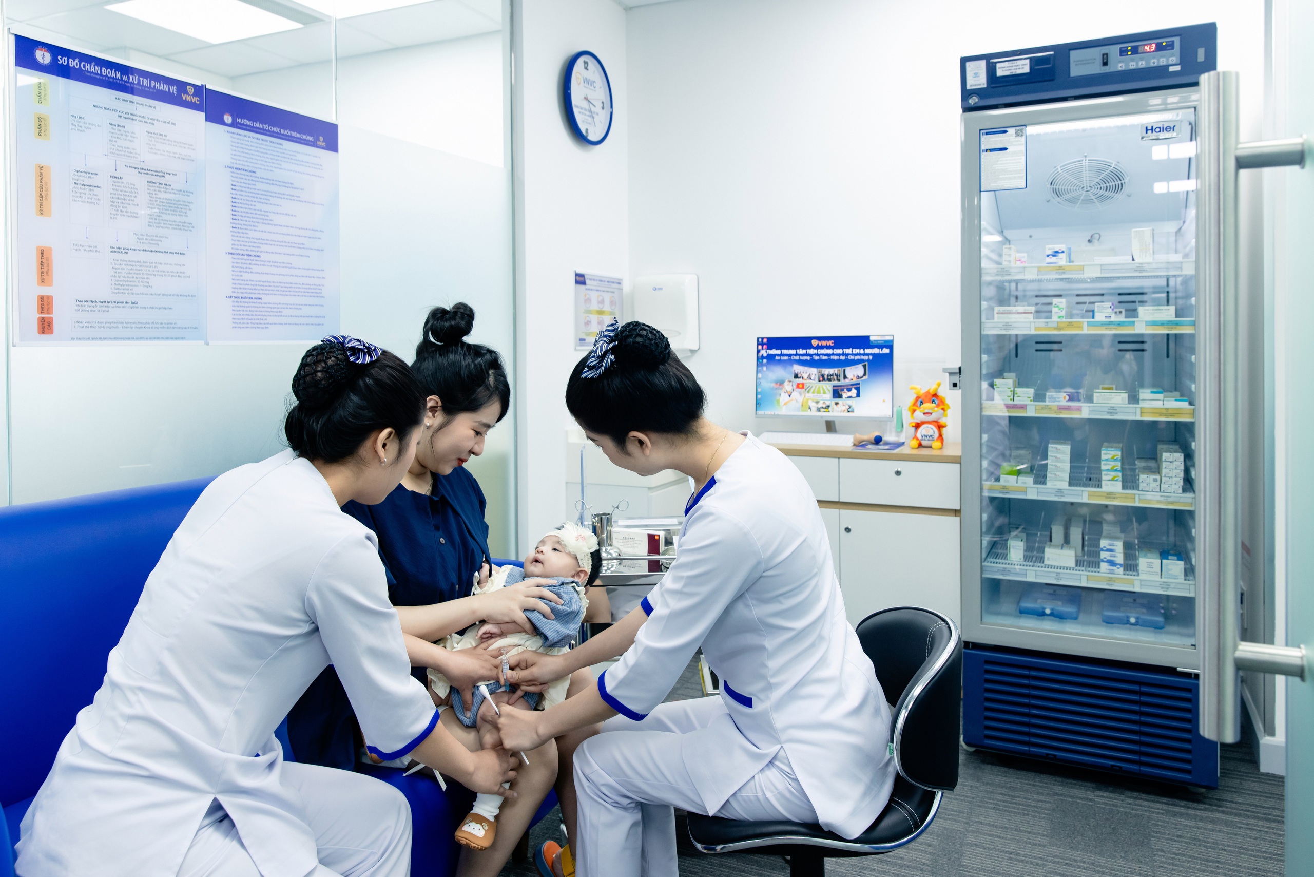 100% điều dưỡng tại VNVC có chứng chỉ An toàn tiêm chủng, kỹ năng tiêm nhẹ nhàng và thấu hiểu tâm lý khách hàng 100% điều dưỡng tại VNVC có chứng chỉ An toàn tiêm chủng, kỹ năng tiêm nhẹ nhàng và thấu hiểu tâm lý khách hàng
